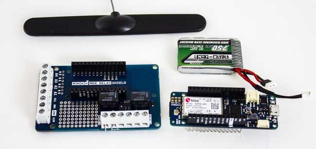 Arduino MKR GSM 1400, MKR Relay Proto Shield, LiPo battery and Antenna